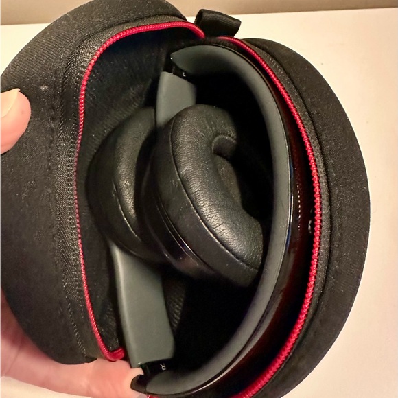 Beats by Dre Solo Wired or Wireless Over-Ear Headphones - Picture 6 of 9